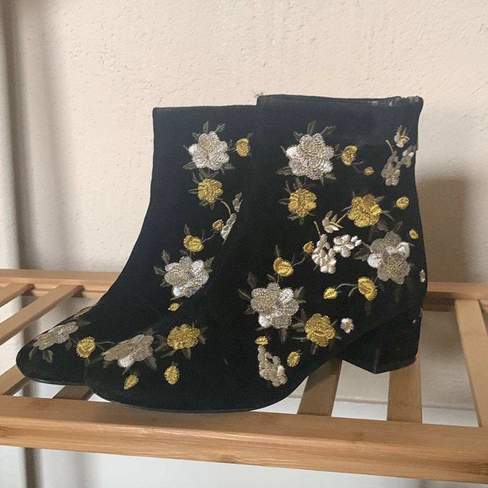 Velvet embroidered booties